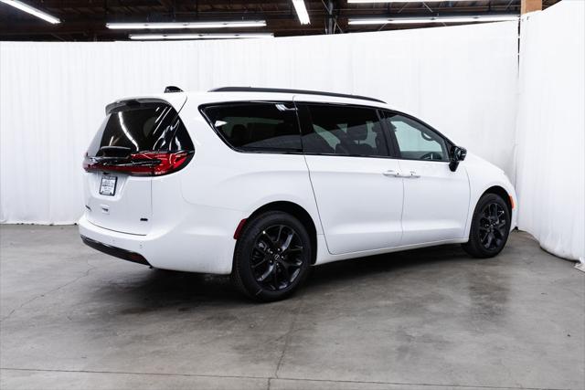 2026 Chrysler Pacifica Select AWD