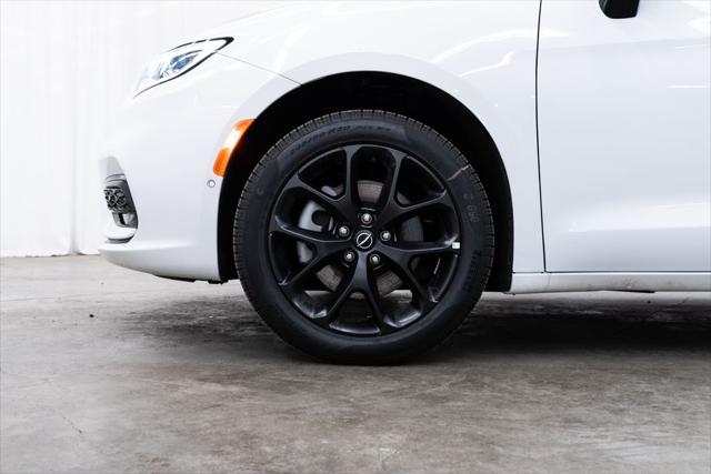 2026 Chrysler Pacifica Select AWD