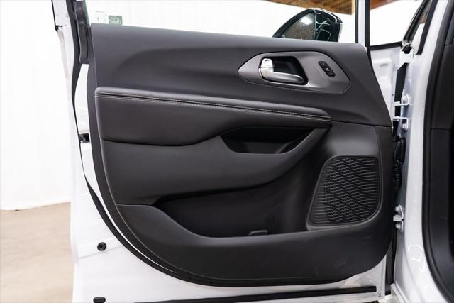 2026 Chrysler Pacifica Select AWD