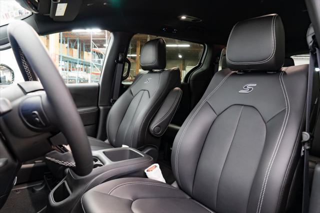 2026 Chrysler Pacifica Select AWD