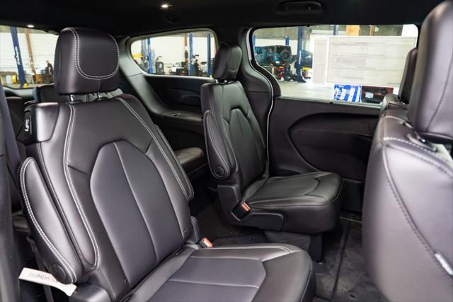 2026 Chrysler Pacifica Select AWD
