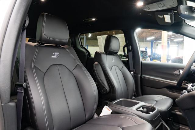 2026 Chrysler Pacifica Select AWD