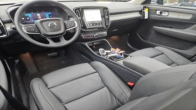 2026 Volvo XC40 Plus, B5 AWD Gas (mild hybrid), Dark