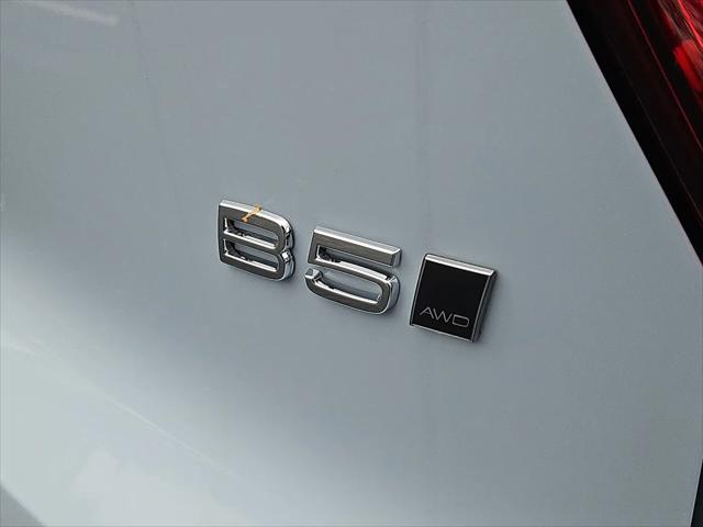 2026 Volvo XC40 Plus, B5 AWD Gas (mild hybrid), Dark