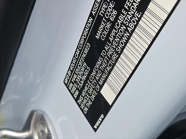 2026 Volvo XC40 Plus, B5 AWD Gas (mild hybrid), Dark