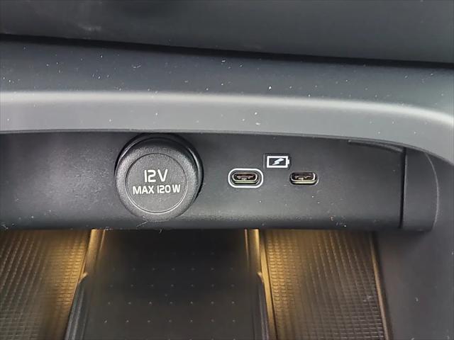 2026 Volvo XC40 Plus, B5 AWD Gas (mild hybrid), Dark