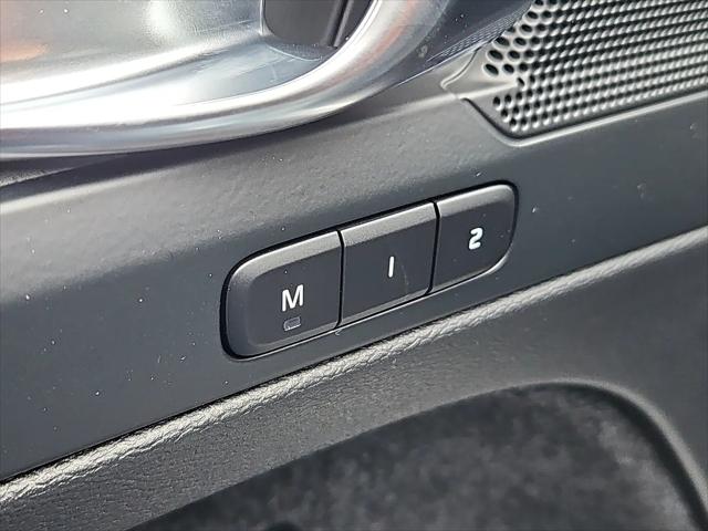 2026 Volvo XC40 Plus, B5 AWD Gas (mild hybrid), Dark