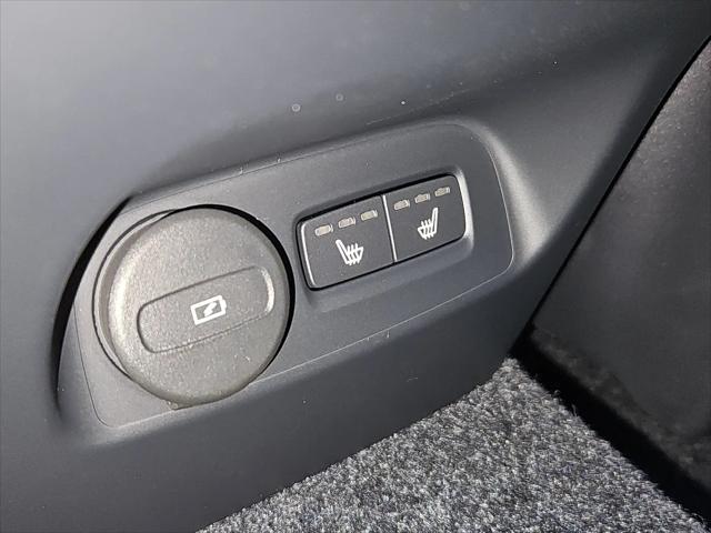 2026 Volvo XC40 Plus, B5 AWD Gas (mild hybrid), Dark