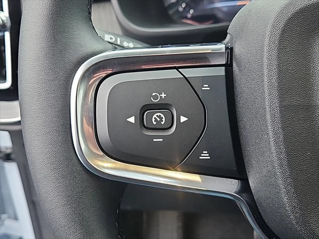 2026 Volvo XC40 Plus, B5 AWD Gas (mild hybrid), Dark