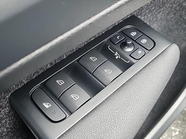 2026 Volvo XC40 Plus, B5 AWD Gas (mild hybrid), Dark