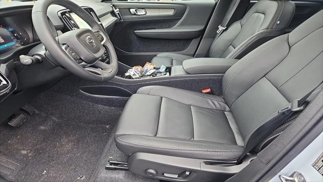 2026 Volvo XC40 Plus, B5 AWD Gas (mild hybrid), Dark