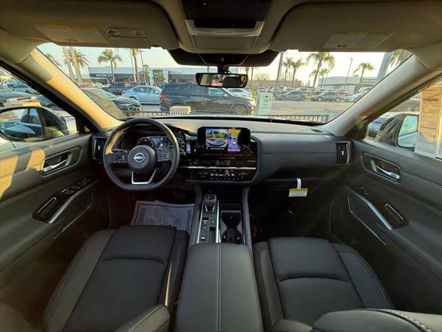 2025 Nissan Pathfinder SL FWD