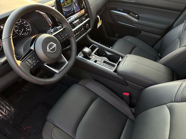 2025 Nissan Pathfinder SL FWD