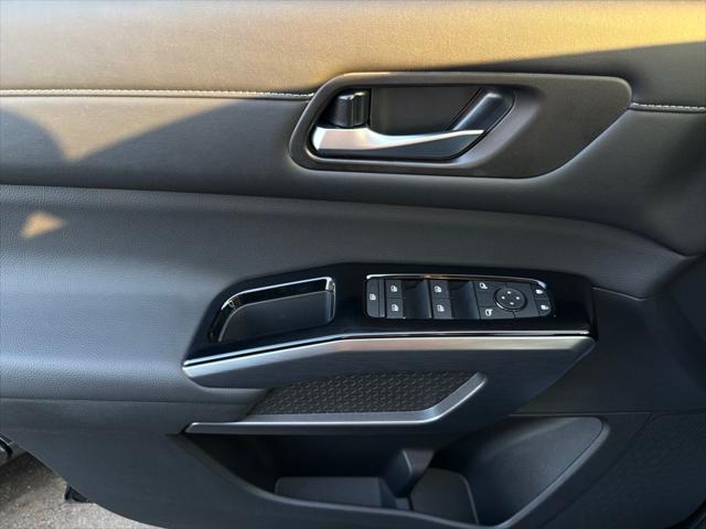 2025 Nissan Pathfinder SL FWD