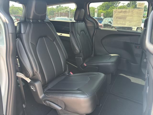 2026 Chrysler Pacifica Select AWD
