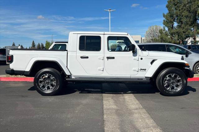 2026 Jeep Gladiator GLADIATOR SAHARA 4X4