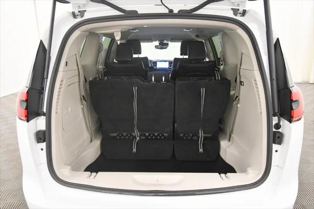 2024 Chrysler Pacifica Hybrid Select