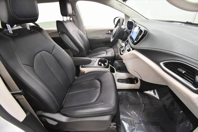 2024 Chrysler Pacifica Hybrid Select