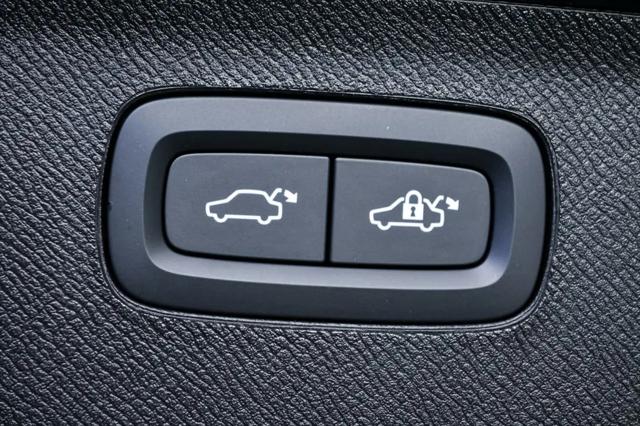 2026 Volvo XC90 Ultra, B6 AWD Gas (mild hybrid), Gasoline, Bright, 7 Seats