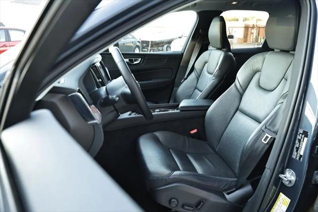 2024 Volvo XC60 B5 Plus Dark Theme