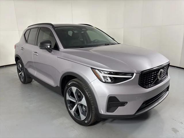 2026 Volvo XC40 Core, B5 AWD Gas (mild hybrid), Dark
