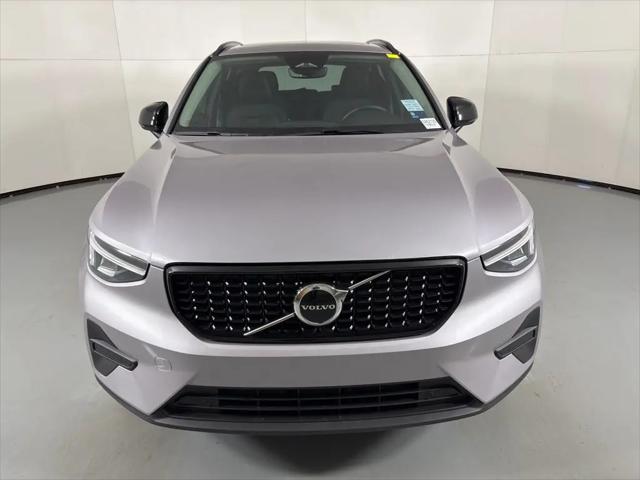 2026 Volvo XC40 Core, B5 AWD Gas (mild hybrid), Dark