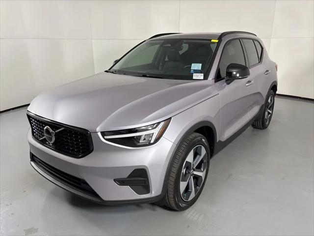 2026 Volvo XC40 Core, B5 AWD Gas (mild hybrid), Dark