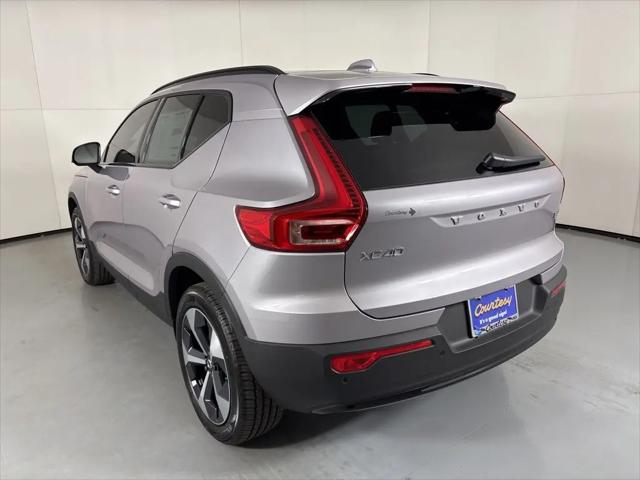 2026 Volvo XC40 Core, B5 AWD Gas (mild hybrid), Dark