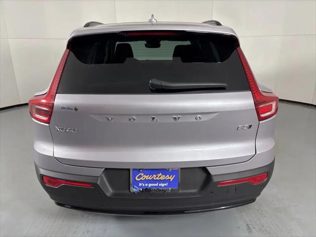 2026 Volvo XC40 Core, B5 AWD Gas (mild hybrid), Dark