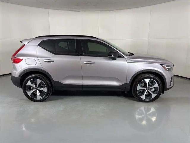 2026 Volvo XC40 Core, B5 AWD Gas (mild hybrid), Dark