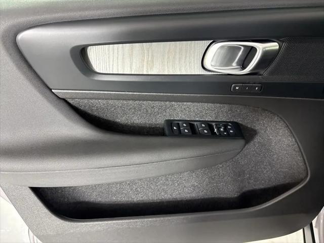 2026 Volvo XC40 Core, B5 AWD Gas (mild hybrid), Dark