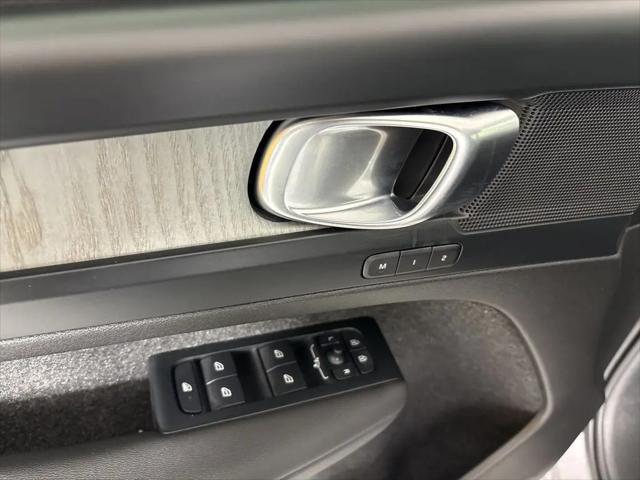 2026 Volvo XC40 Core, B5 AWD Gas (mild hybrid), Dark