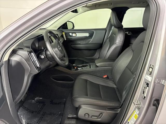 2026 Volvo XC40 Core, B5 AWD Gas (mild hybrid), Dark