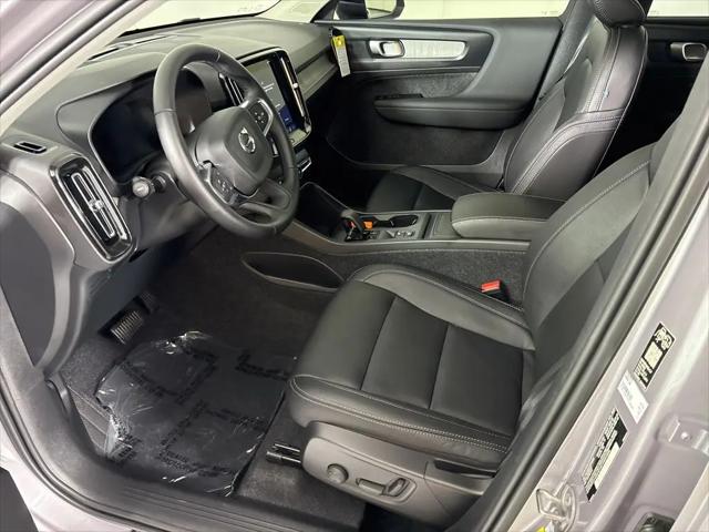 2026 Volvo XC40 Core, B5 AWD Gas (mild hybrid), Dark