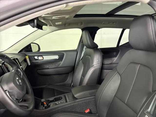 2026 Volvo XC40 Core, B5 AWD Gas (mild hybrid), Dark