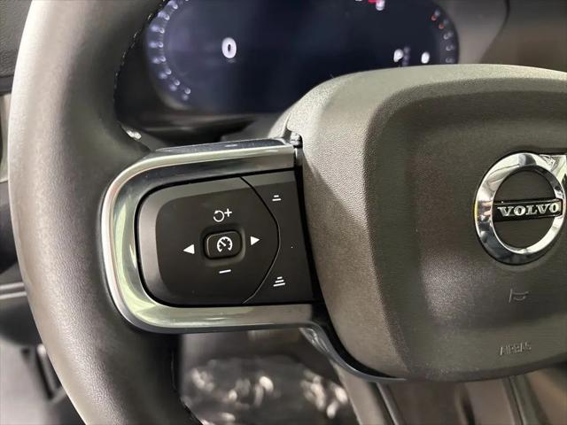 2026 Volvo XC40 Core, B5 AWD Gas (mild hybrid), Dark