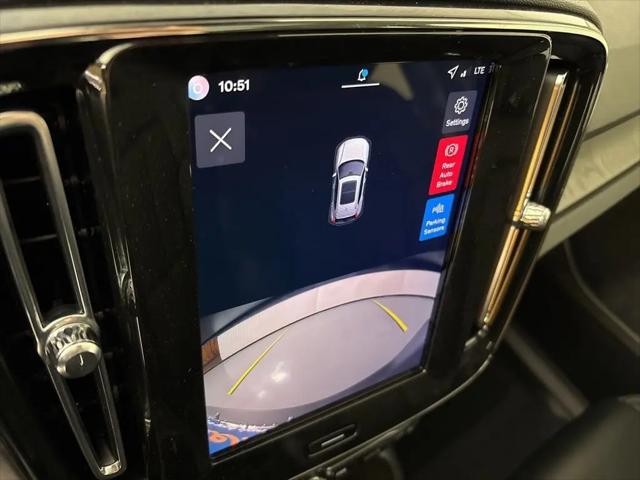 2026 Volvo XC40 Core, B5 AWD Gas (mild hybrid), Dark