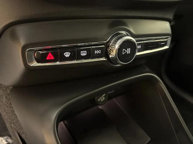 2026 Volvo XC40 Core, B5 AWD Gas (mild hybrid), Dark