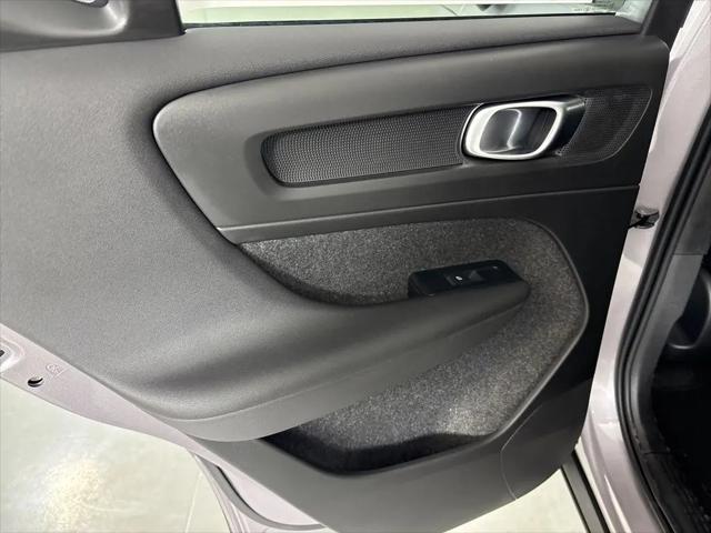2026 Volvo XC40 Core, B5 AWD Gas (mild hybrid), Dark