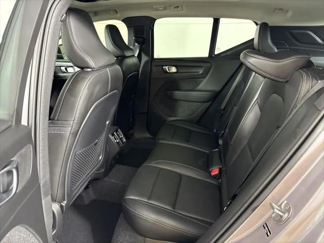 2026 Volvo XC40 Core, B5 AWD Gas (mild hybrid), Dark