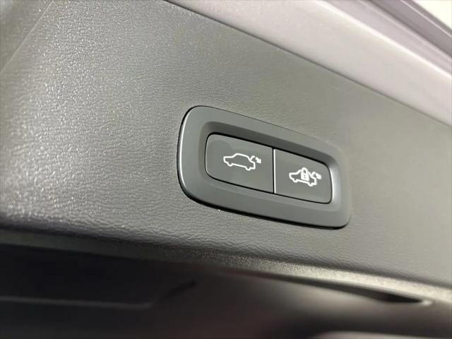 2026 Volvo XC40 Core, B5 AWD Gas (mild hybrid), Dark