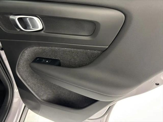 2026 Volvo XC40 Core, B5 AWD Gas (mild hybrid), Dark