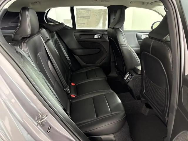 2026 Volvo XC40 Core, B5 AWD Gas (mild hybrid), Dark