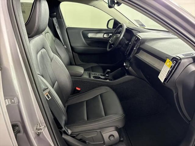 2026 Volvo XC40 Core, B5 AWD Gas (mild hybrid), Dark