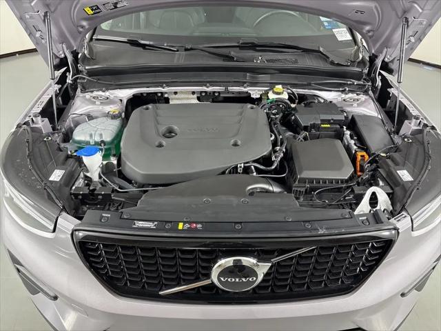 2026 Volvo XC40 Core, B5 AWD Gas (mild hybrid), Dark