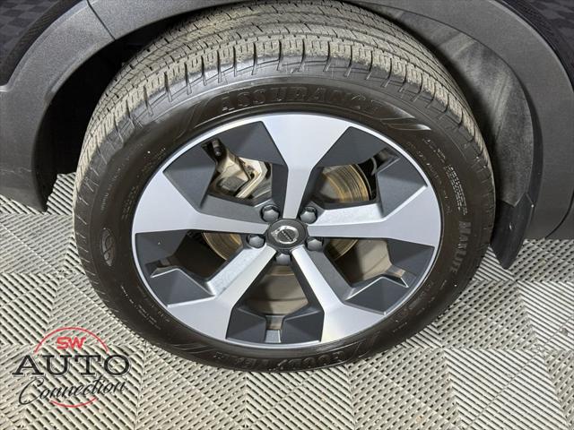 2024 Volvo XC40 B5 Plus Bright Theme