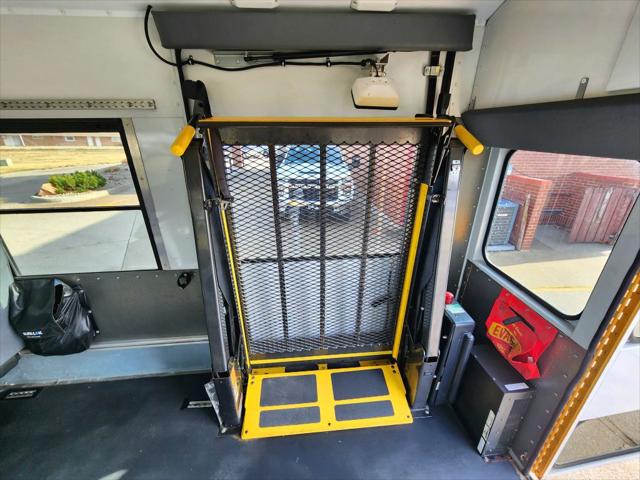 2006 Ford E-450 Cutaway E450 Cube Van 14'-18'