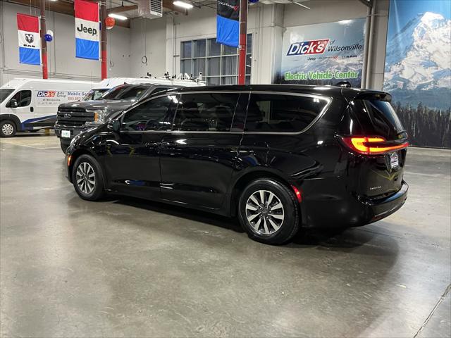 2024 Chrysler Pacifica Hybrid Select