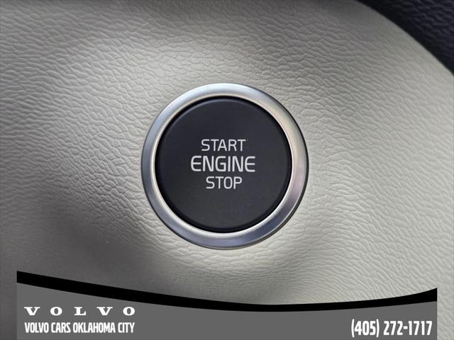2026 Volvo XC40 Plus, B5 AWD Gas (mild hybrid), Dark