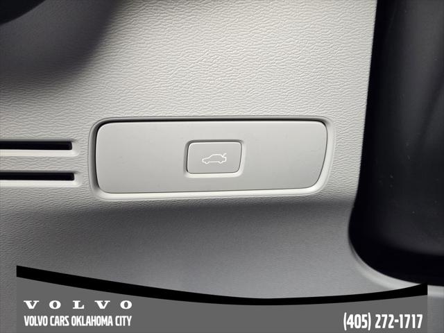 2026 Volvo XC40 Plus, B5 AWD Gas (mild hybrid), Dark